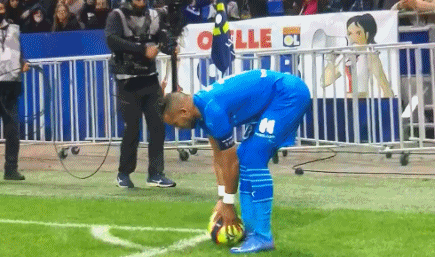 邮报：伯恩茅斯后卫塞内西与女足后卫鲍尔斯成英超新明星情侣（英媒称伯恩茅斯后卫塞内西与女足后卫鲍尔斯成为英超圈新晋明星情侣）