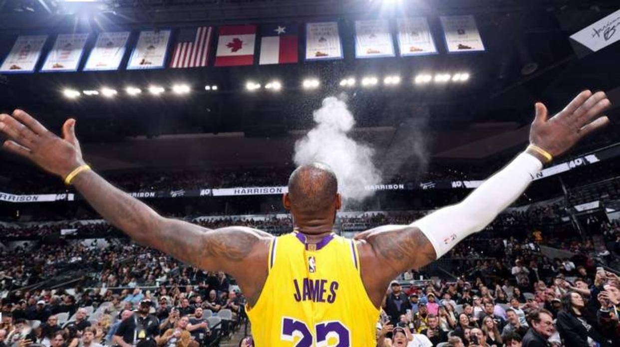 意大利赛车手罗西回忆马拉多纳：我曾单膝跪地亲吻他的左脚（意大利车手罗西忆马拉多纳：曾单膝跪地吻过他的左脚）