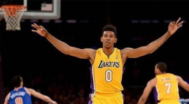 每体：法兰克福球迷在诺坎普制造骚乱，将面临欧足联的处罚（每体：法兰克福球迷在诺坎普引发混乱，或将遭欧足联惩处）