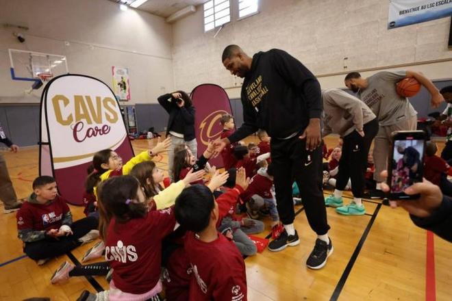 40多位体操爱好者在厦考级！难？并不难（厦门40余名体操爱好者参加考级：难吗？其实不难）